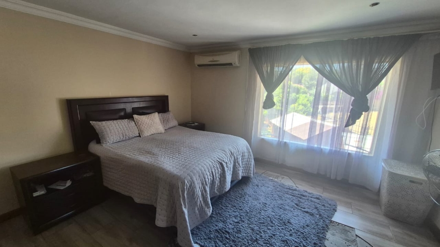 5 Bedroom Property for Sale in Rooihuiskraal Gauteng