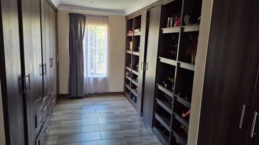 5 Bedroom Property for Sale in Rooihuiskraal Gauteng