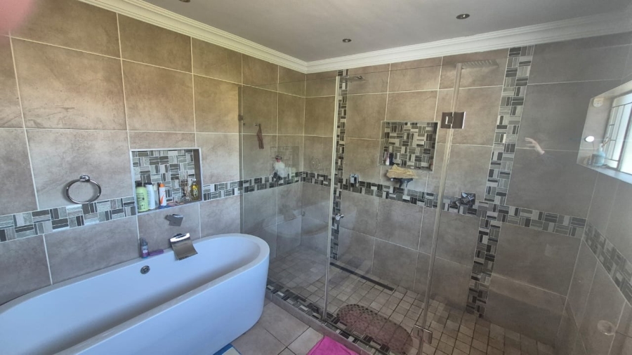 5 Bedroom Property for Sale in Rooihuiskraal Gauteng