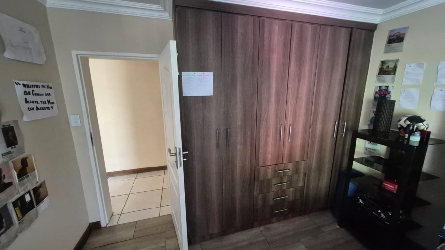 5 Bedroom Property for Sale in Rooihuiskraal Gauteng