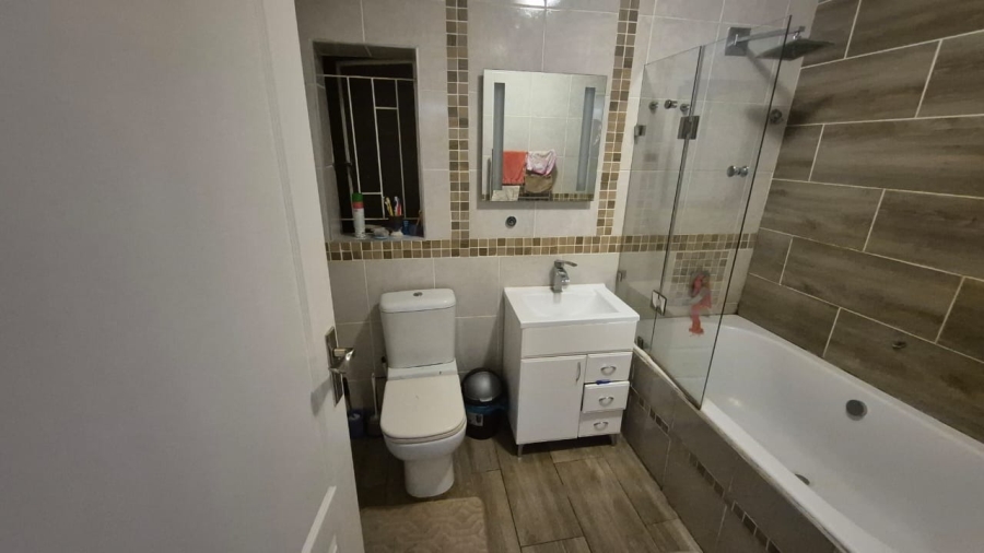 5 Bedroom Property for Sale in Rooihuiskraal Gauteng
