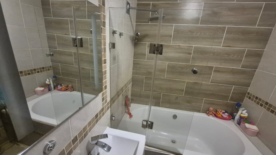 5 Bedroom Property for Sale in Rooihuiskraal Gauteng