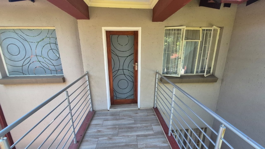5 Bedroom Property for Sale in Rooihuiskraal Gauteng