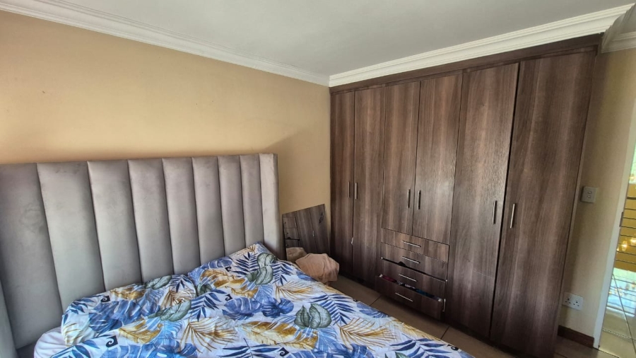 5 Bedroom Property for Sale in Rooihuiskraal Gauteng