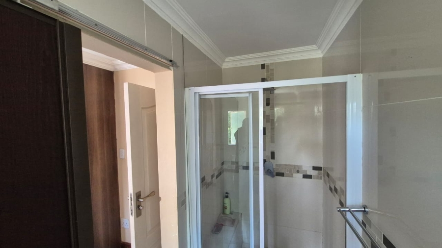 5 Bedroom Property for Sale in Rooihuiskraal Gauteng