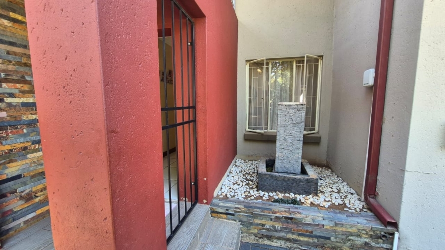 5 Bedroom Property for Sale in Rooihuiskraal Gauteng
