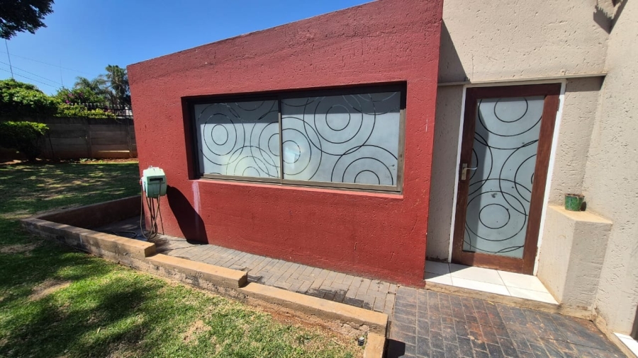 5 Bedroom Property for Sale in Rooihuiskraal Gauteng