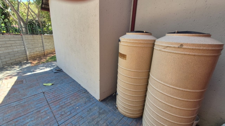 5 Bedroom Property for Sale in Rooihuiskraal Gauteng
