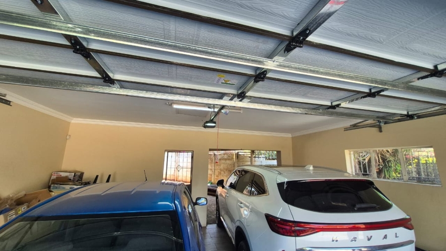 5 Bedroom Property for Sale in Rooihuiskraal Gauteng
