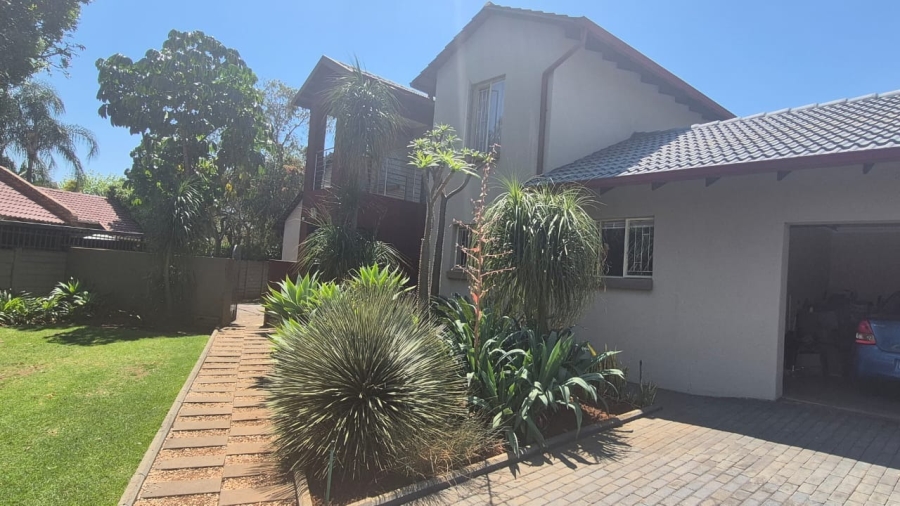 5 Bedroom Property for Sale in Rooihuiskraal Gauteng