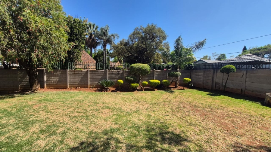 5 Bedroom Property for Sale in Rooihuiskraal Gauteng