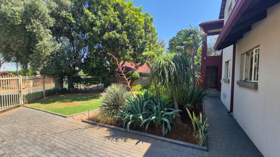 5 Bedroom Property for Sale in Rooihuiskraal Gauteng