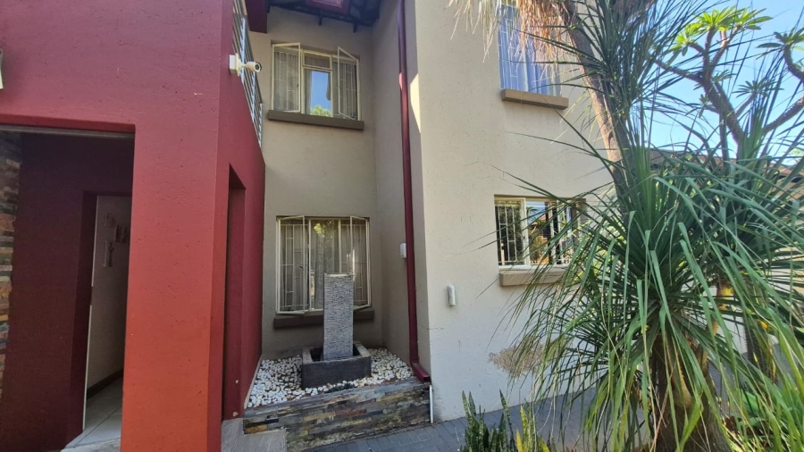 5 Bedroom Property for Sale in Rooihuiskraal Gauteng