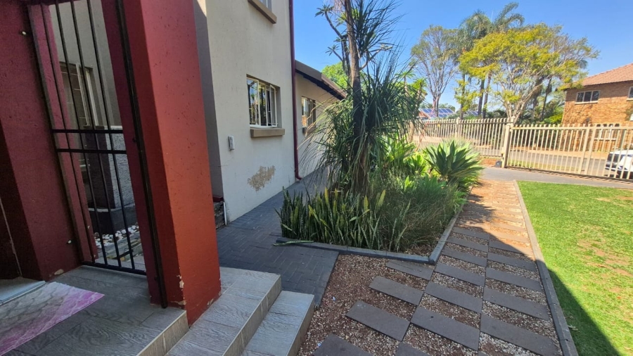 5 Bedroom Property for Sale in Rooihuiskraal Gauteng