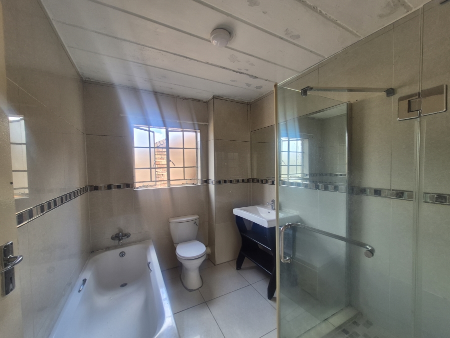 To Let 2 Bedroom Property for Rent in Noordwyk Gauteng