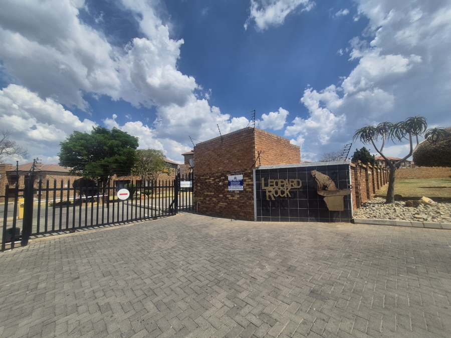 To Let 2 Bedroom Property for Rent in Noordwyk Gauteng