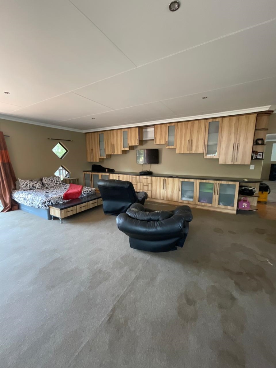 8 Bedroom Property for Sale in Golf Park Gauteng