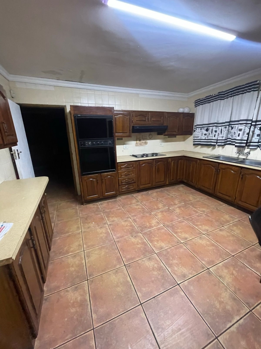 8 Bedroom Property for Sale in Golf Park Gauteng