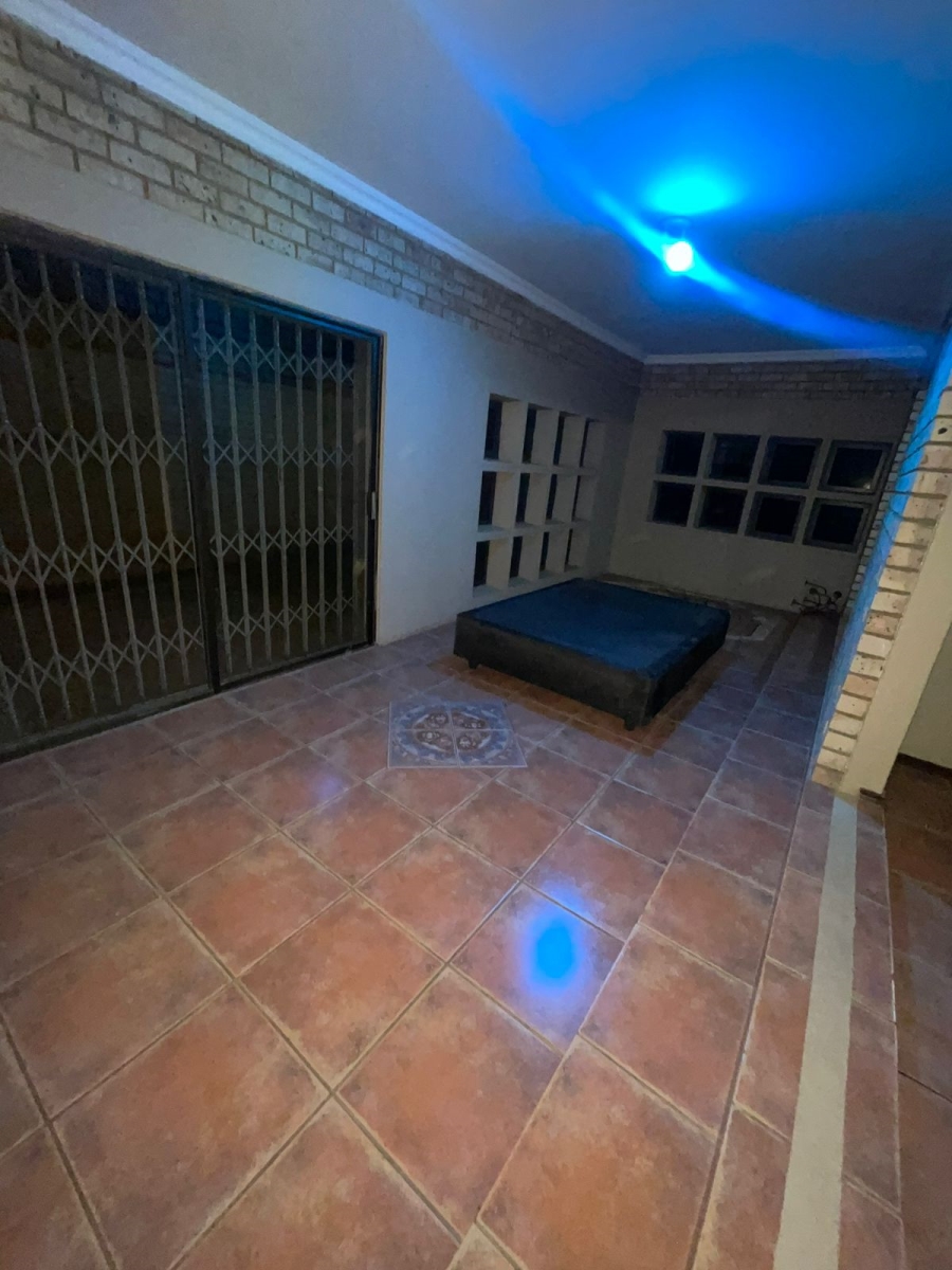 8 Bedroom Property for Sale in Golf Park Gauteng