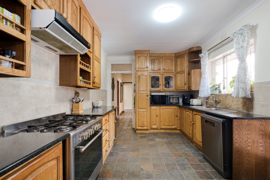 5 Bedroom Property for Sale in Linden Gauteng
