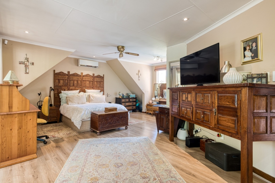 5 Bedroom Property for Sale in Linden Gauteng