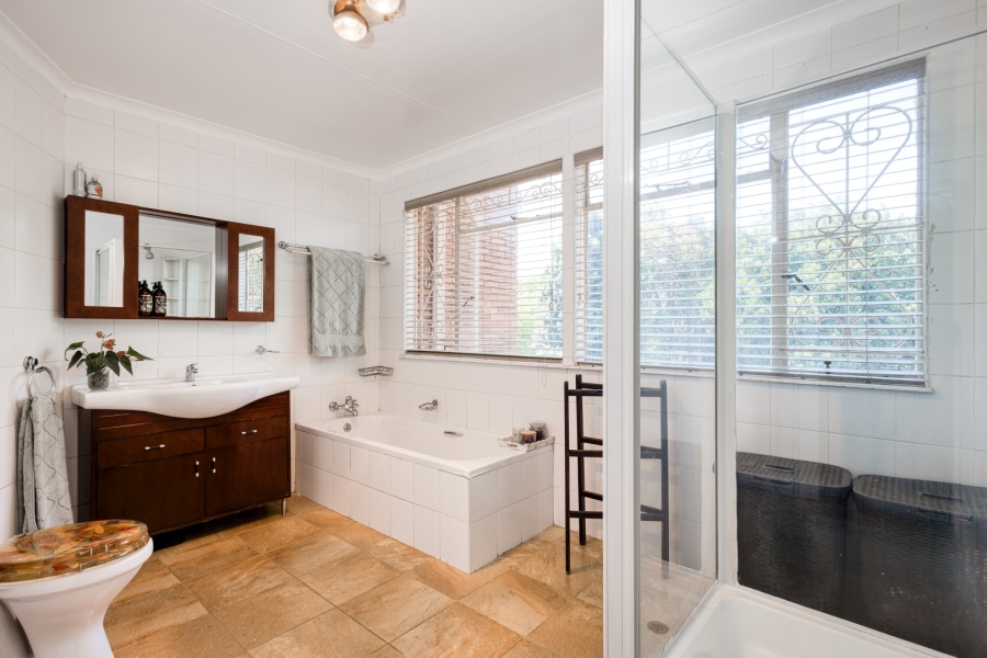 5 Bedroom Property for Sale in Linden Gauteng
