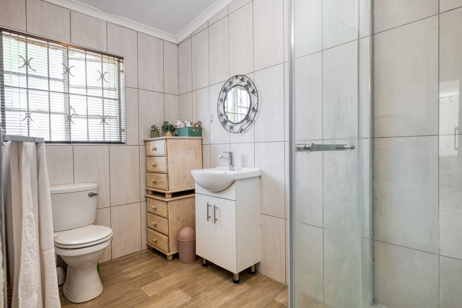 5 Bedroom Property for Sale in Linden Gauteng