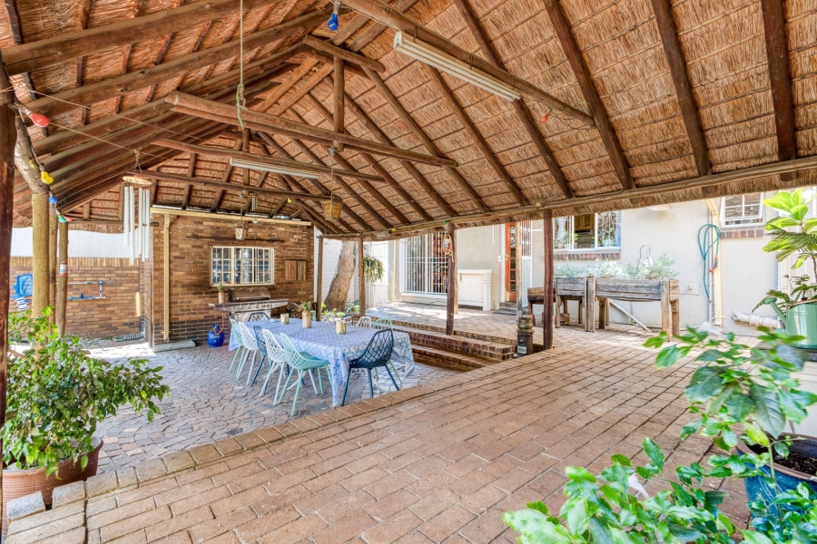 5 Bedroom Property for Sale in Linden Gauteng