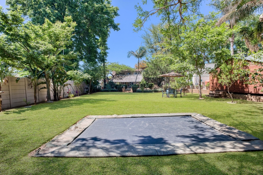 5 Bedroom Property for Sale in Linden Gauteng