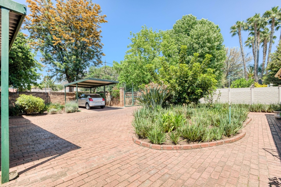 5 Bedroom Property for Sale in Linden Gauteng