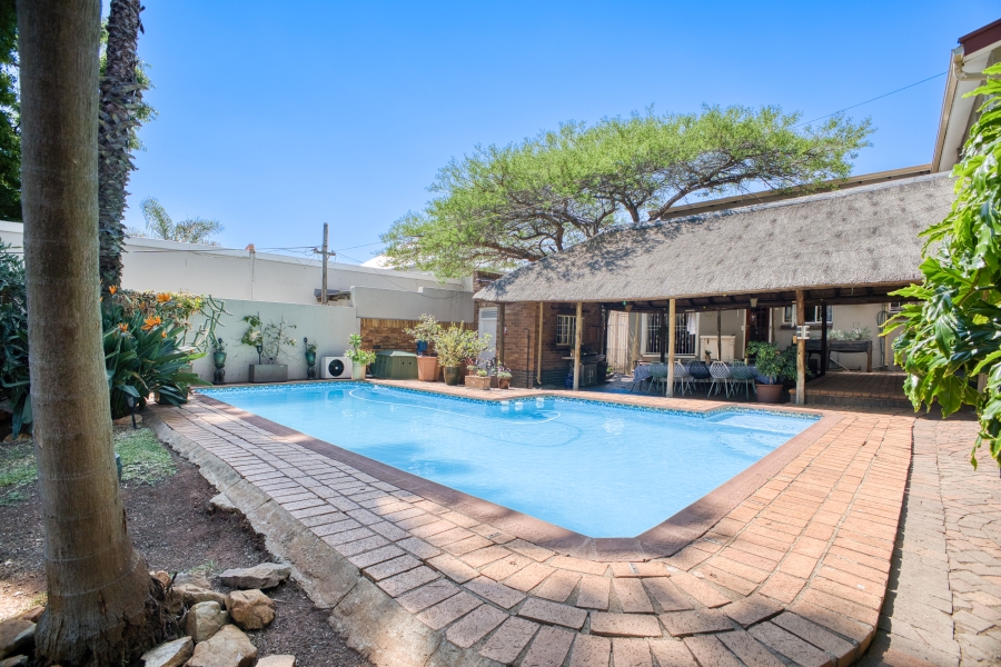 5 Bedroom Property for Sale in Linden Gauteng