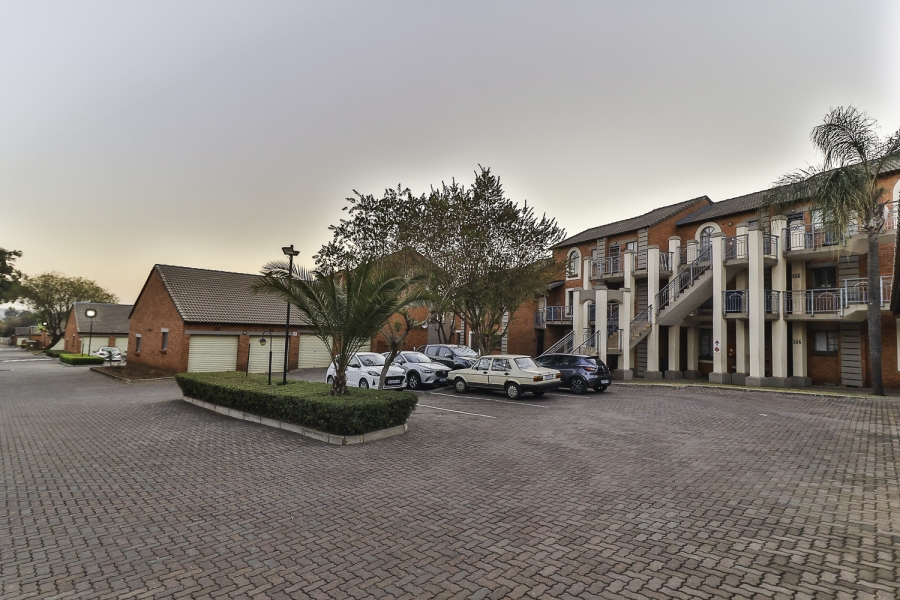 To Let 2 Bedroom Property for Rent in Die Hoewes Gauteng