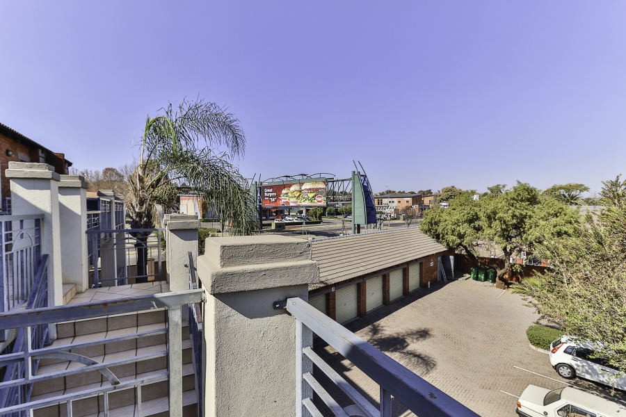 To Let 2 Bedroom Property for Rent in Die Hoewes Gauteng