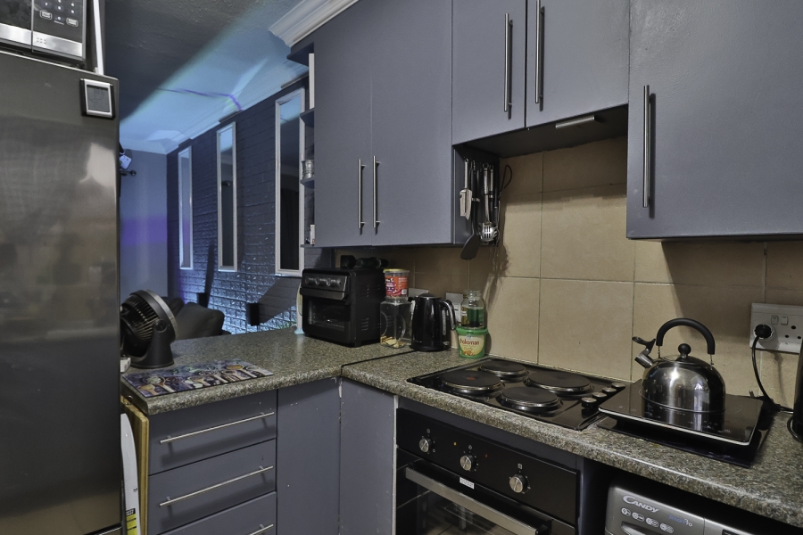 To Let 2 Bedroom Property for Rent in Die Hoewes Gauteng