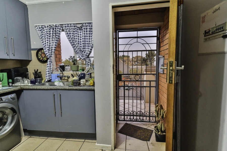 To Let 2 Bedroom Property for Rent in Die Hoewes Gauteng