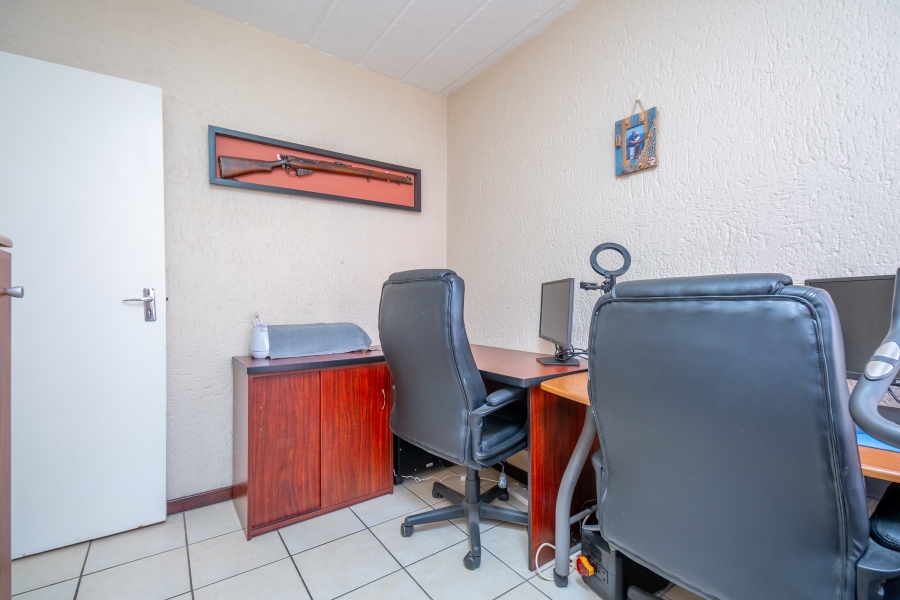 2 Bedroom Property for Sale in Little Falls Gauteng