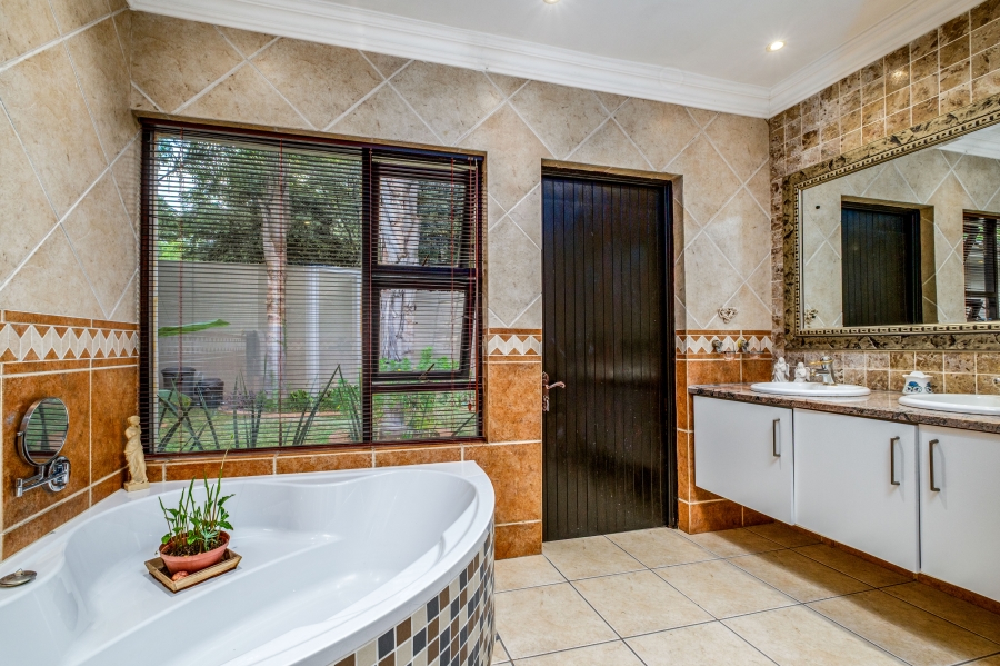 6 Bedroom Property for Sale in Northcliff Gauteng