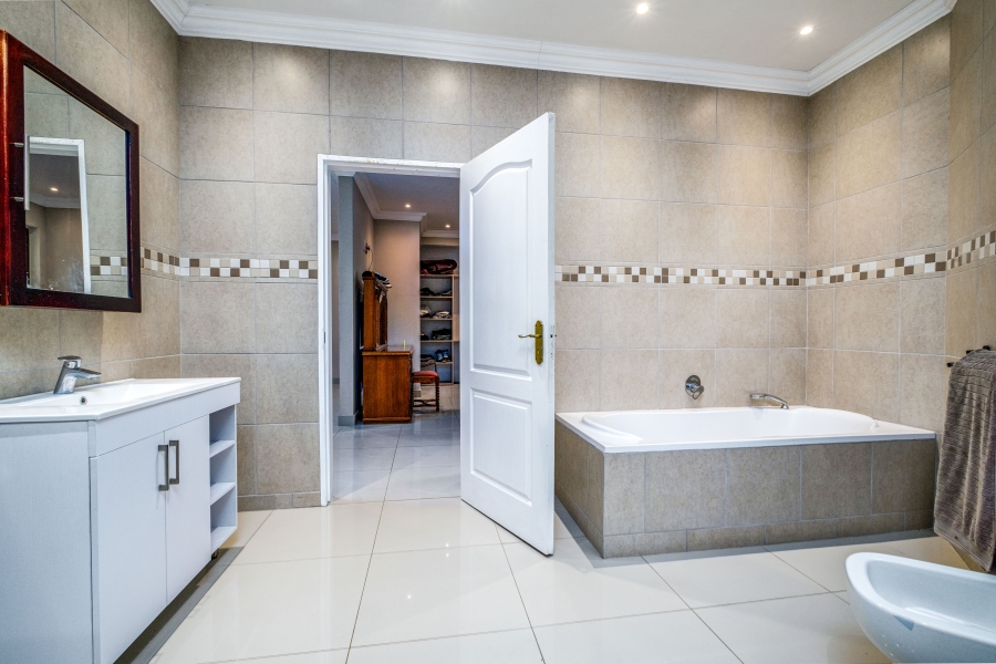 6 Bedroom Property for Sale in Northcliff Gauteng