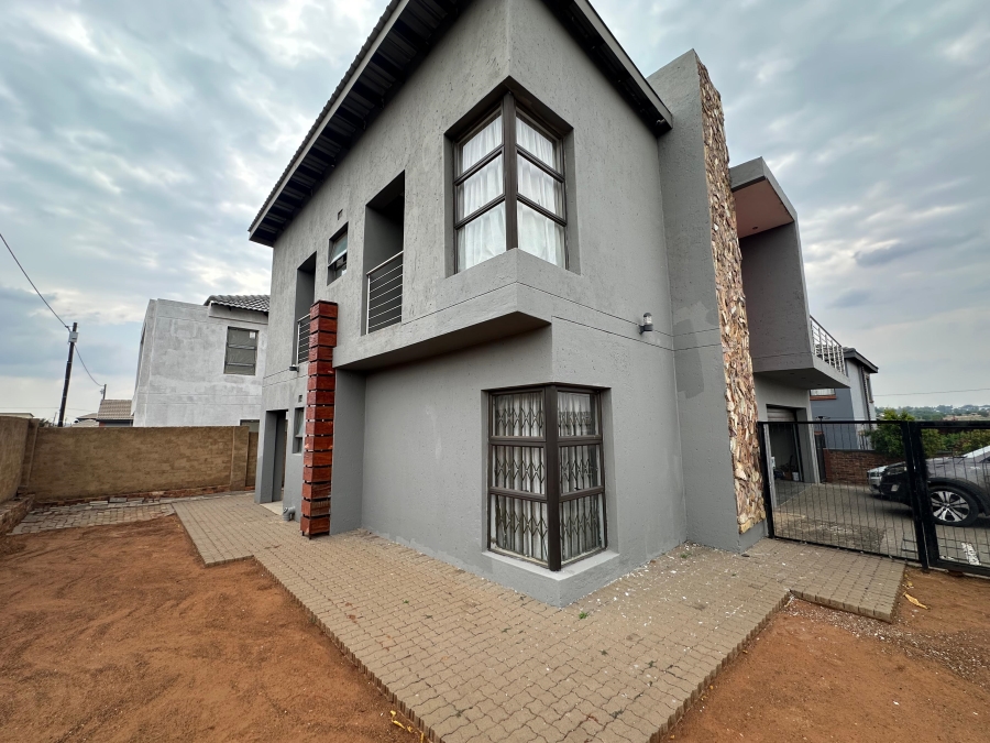 3 Bedroom Property for Sale in Clayville Gauteng