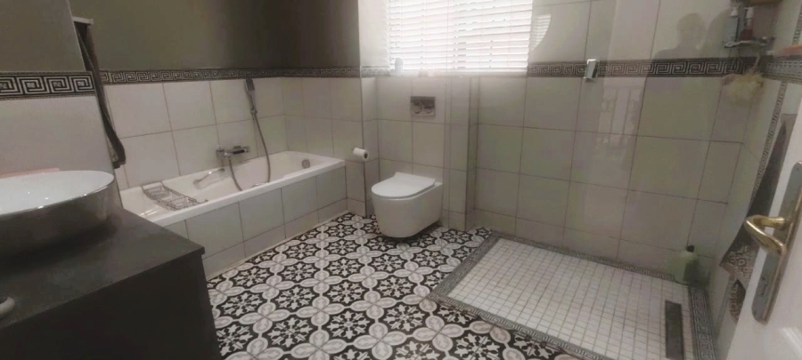 To Let 4 Bedroom Property for Rent in Bedfordview Gauteng