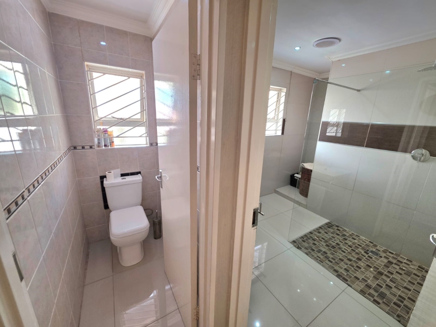 5 Bedroom Property for Sale in Heuweloord Gauteng