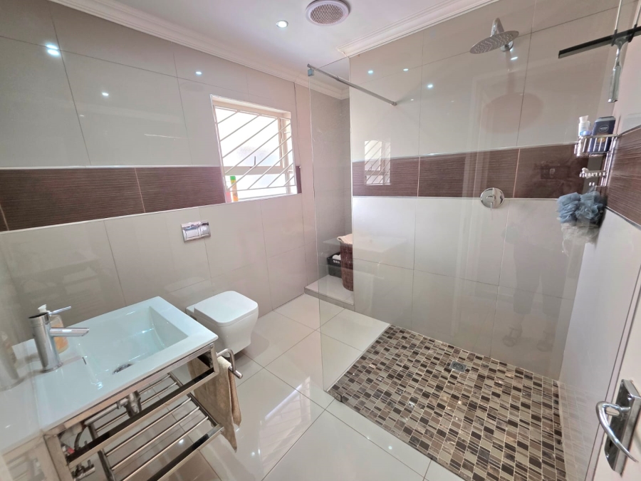 5 Bedroom Property for Sale in Heuweloord Gauteng