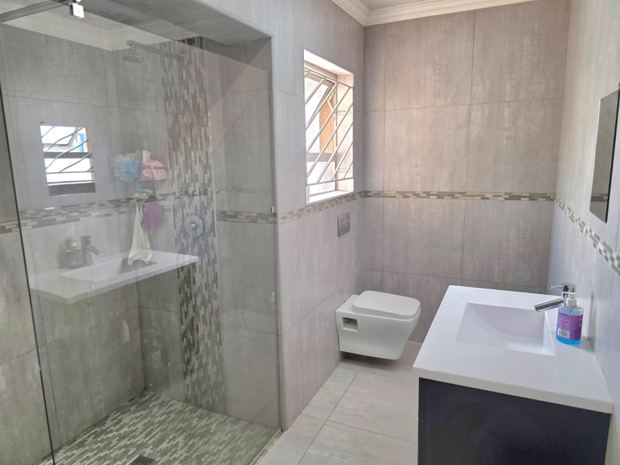 5 Bedroom Property for Sale in Heuweloord Gauteng