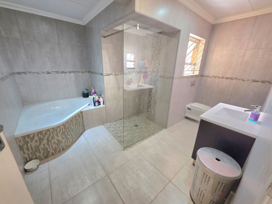 5 Bedroom Property for Sale in Heuweloord Gauteng