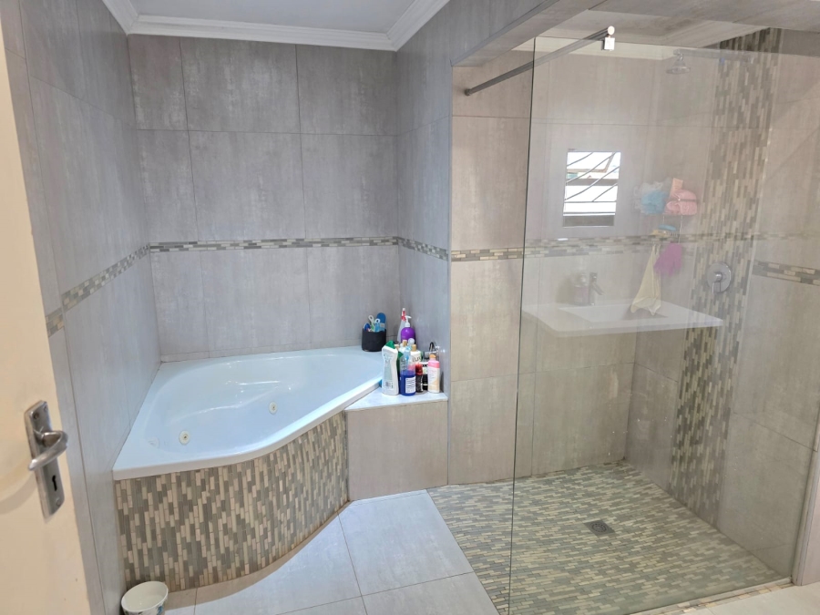 5 Bedroom Property for Sale in Heuweloord Gauteng
