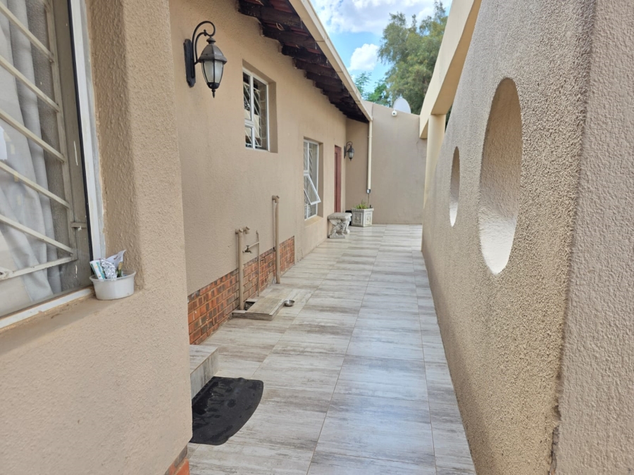 5 Bedroom Property for Sale in Heuweloord Gauteng