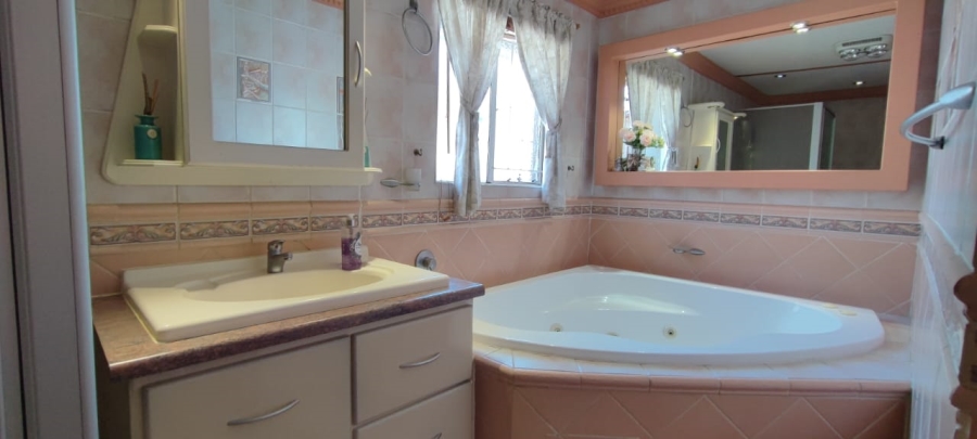 4 Bedroom Property for Sale in Wierda Park Gauteng