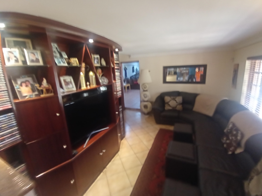 4 Bedroom Property for Sale in Linmeyer Gauteng
