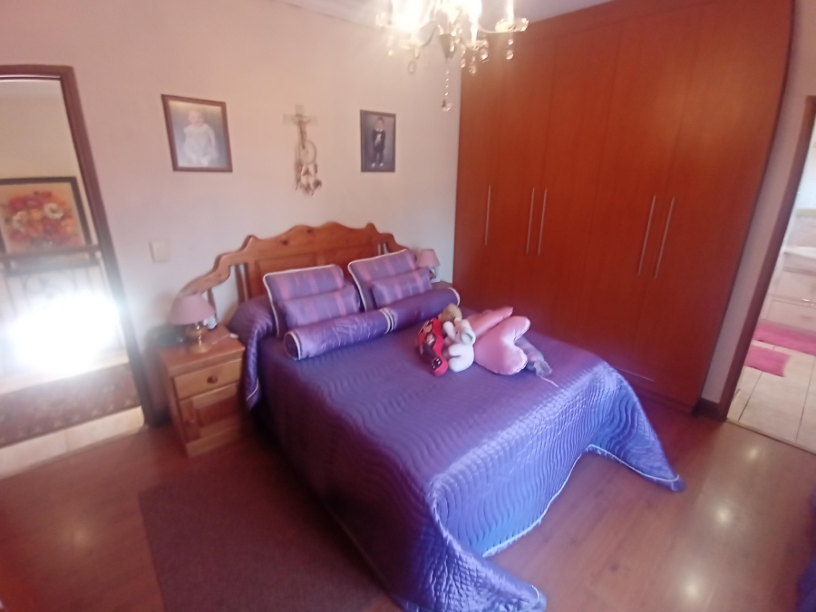 4 Bedroom Property for Sale in Linmeyer Gauteng