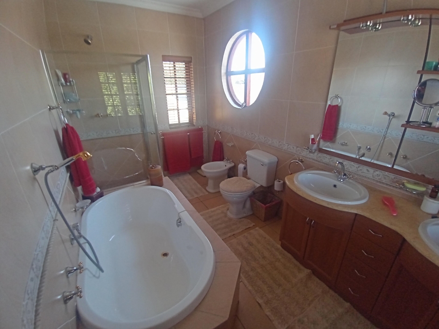 4 Bedroom Property for Sale in Linmeyer Gauteng